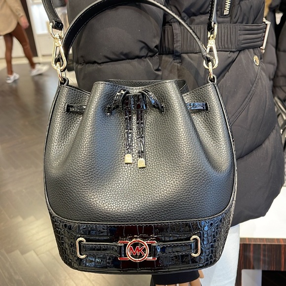 MICHAEL KORS 
Reed Medium Pebbled Leather Belted Bucket Messenger Satchel Crossb - Picture 4 of 16